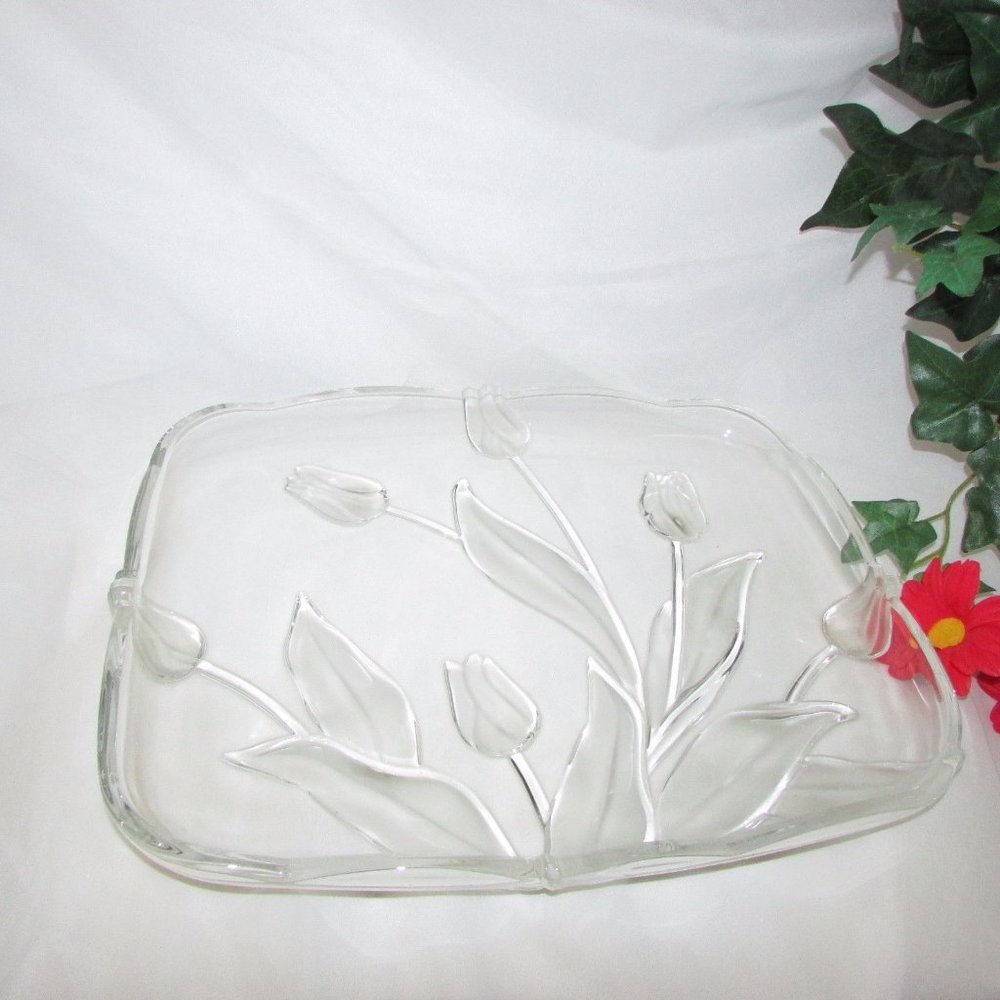 Mikasa Nadine Large Serving Platter Gorgeous Heavy Glass  Frosted Tulips Vintage